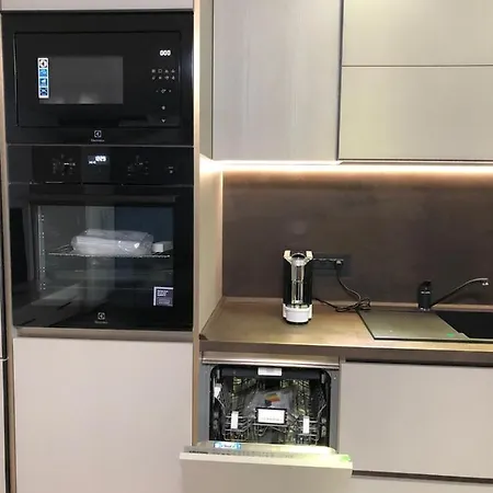 Three-bedroom Luxury Marina Apartment *