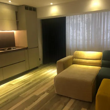 Three-bedroom Luxury Marina Apartment *
