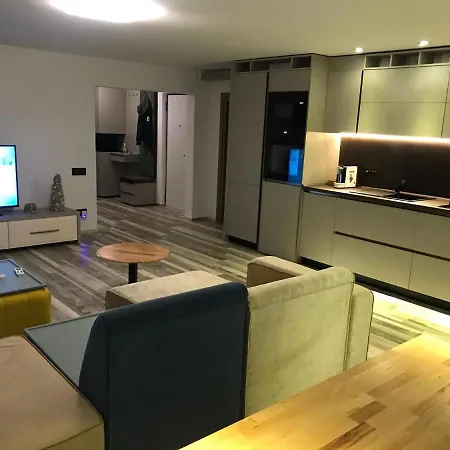 Three-bedroom Luxury Marina Apartment
