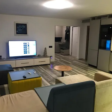 Three-bedroom Luxury Marina Apartment *