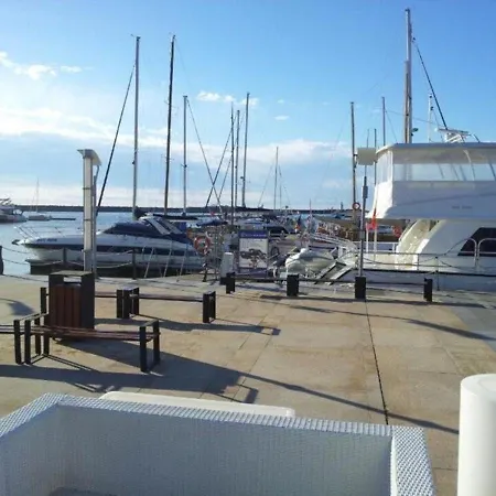 Three-bedroom Luxury Marina Apartment *