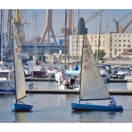 Three-bedroom Luxury Marina Apartment