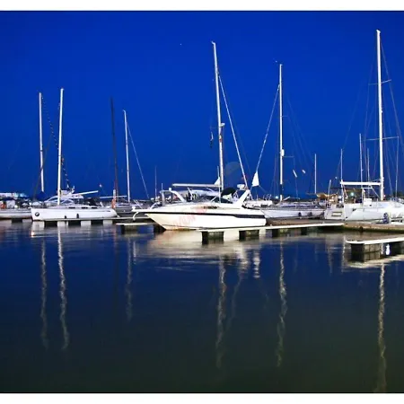 Three-bedroom Luxury Marina Apartment