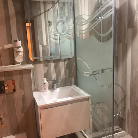 Three-bedroom Luxury Marina Apartment