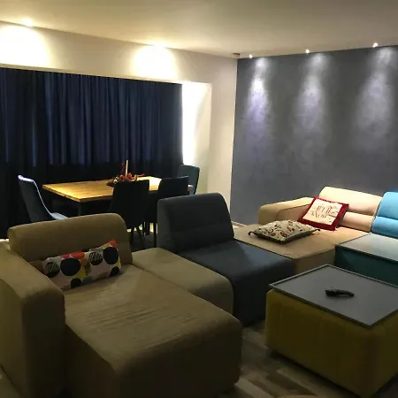 Three-bedroom Luxury Marina Apartment *
